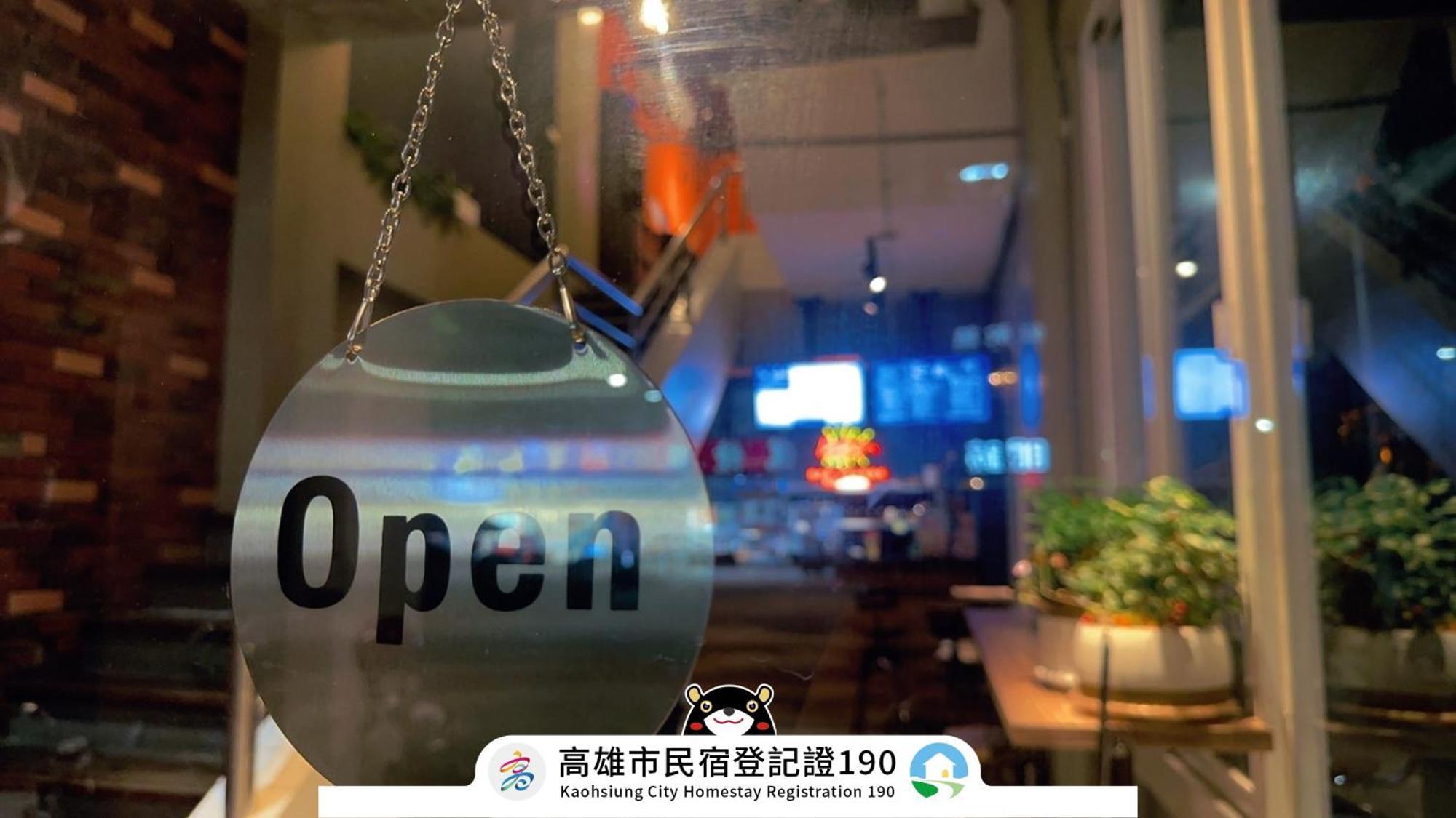 Like Hostel & Bar Lounge Kaohsiung Eksteriør billede