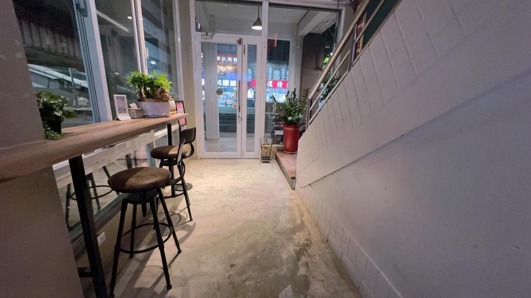 Like Hostel & Bar Lounge Kaohsiung Eksteriør billede